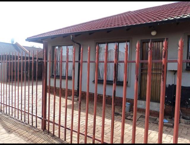 3 BEDROOM HOUSE FOR SALE IN PROTEA GLEN EXT